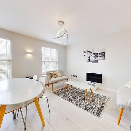 런던 Stylish 2Bed2Bath Flat 4Min From Tube Station 빌라 외부 사진