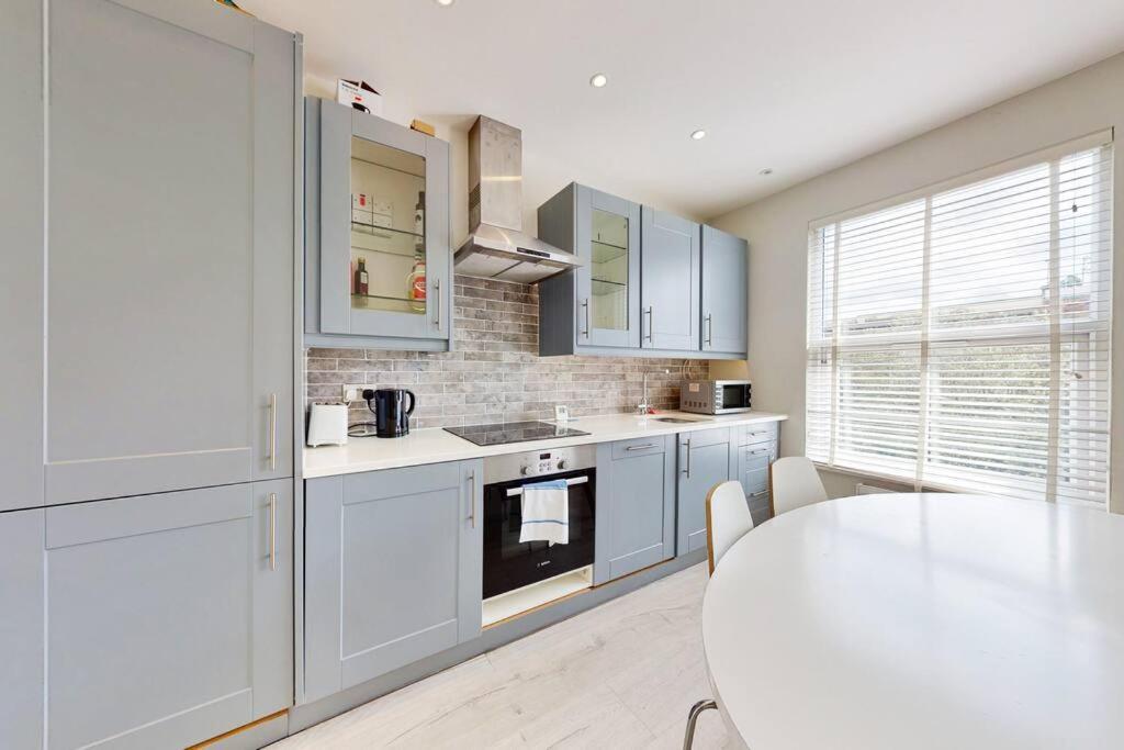 런던 Stylish 2Bed2Bath Flat 4Min From Tube Station 빌라 외부 사진