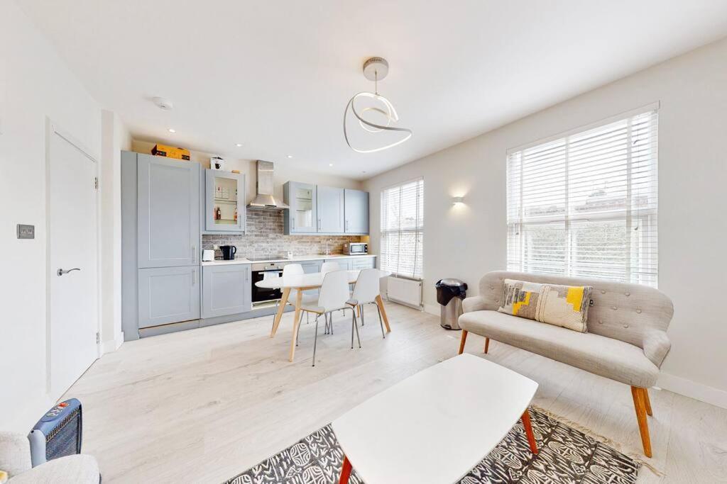 런던 Stylish 2Bed2Bath Flat 4Min From Tube Station 빌라 외부 사진