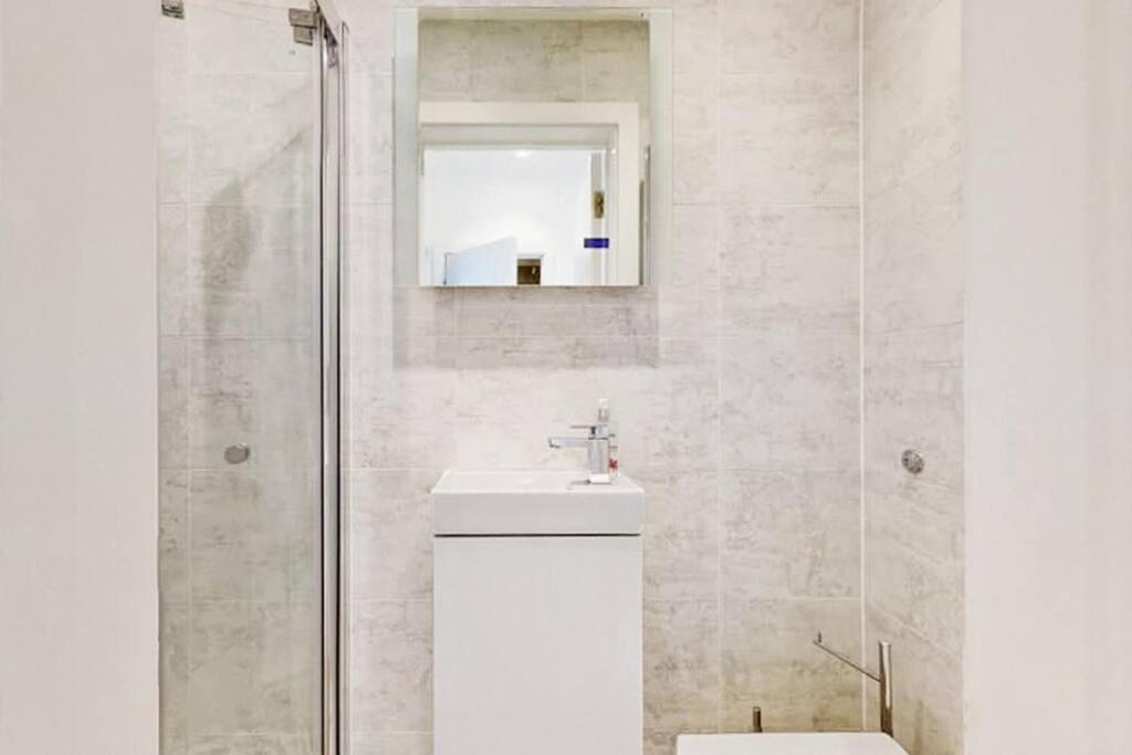 런던 Stylish 2Bed2Bath Flat 4Min From Tube Station 빌라 외부 사진